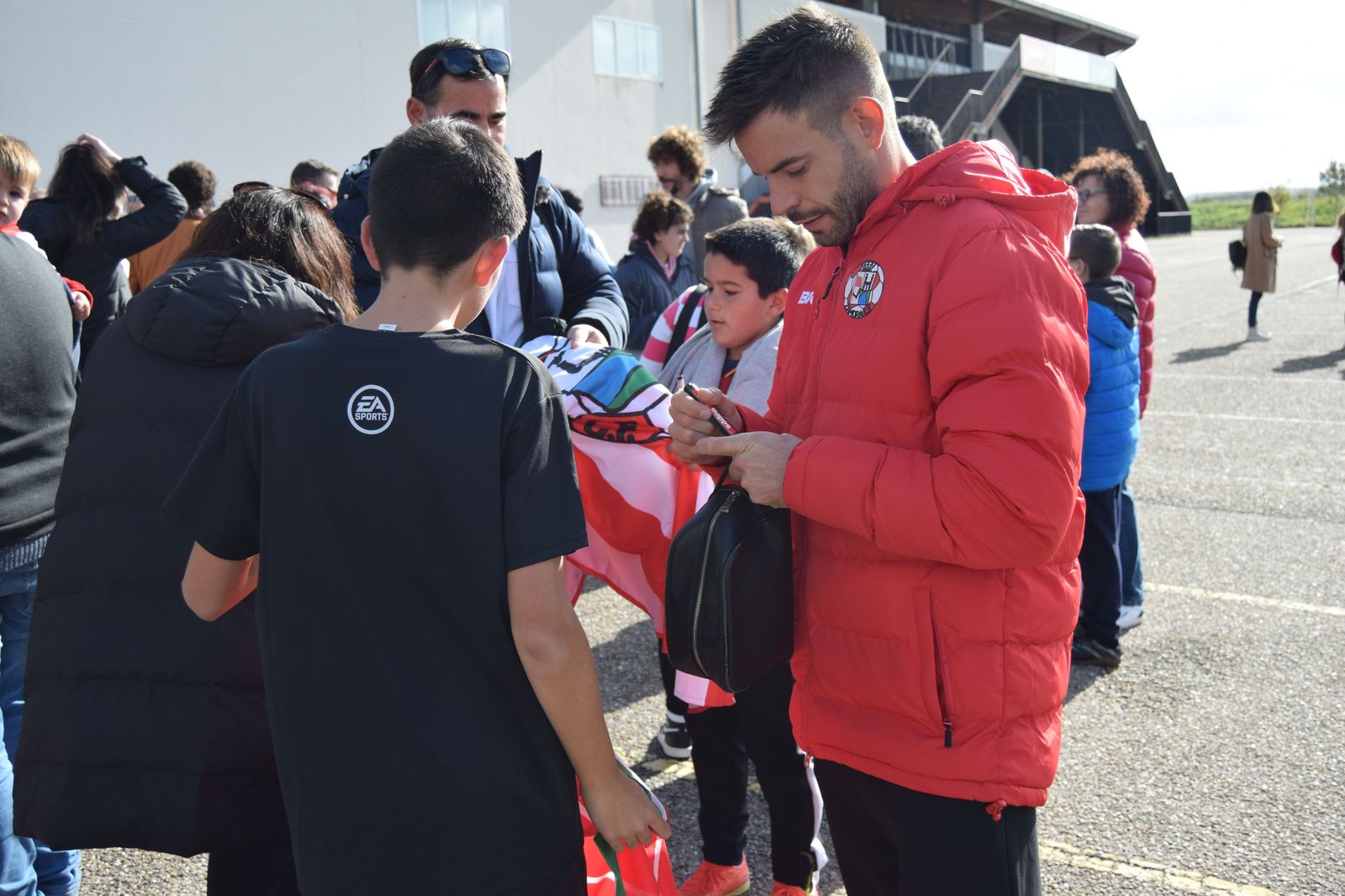El Zamora CF emociona a los más pequeños en el Día de la Juventud.