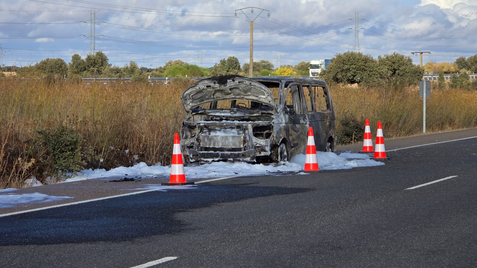 Una furgoneta echa a arder en la N-620, en Barbadillo