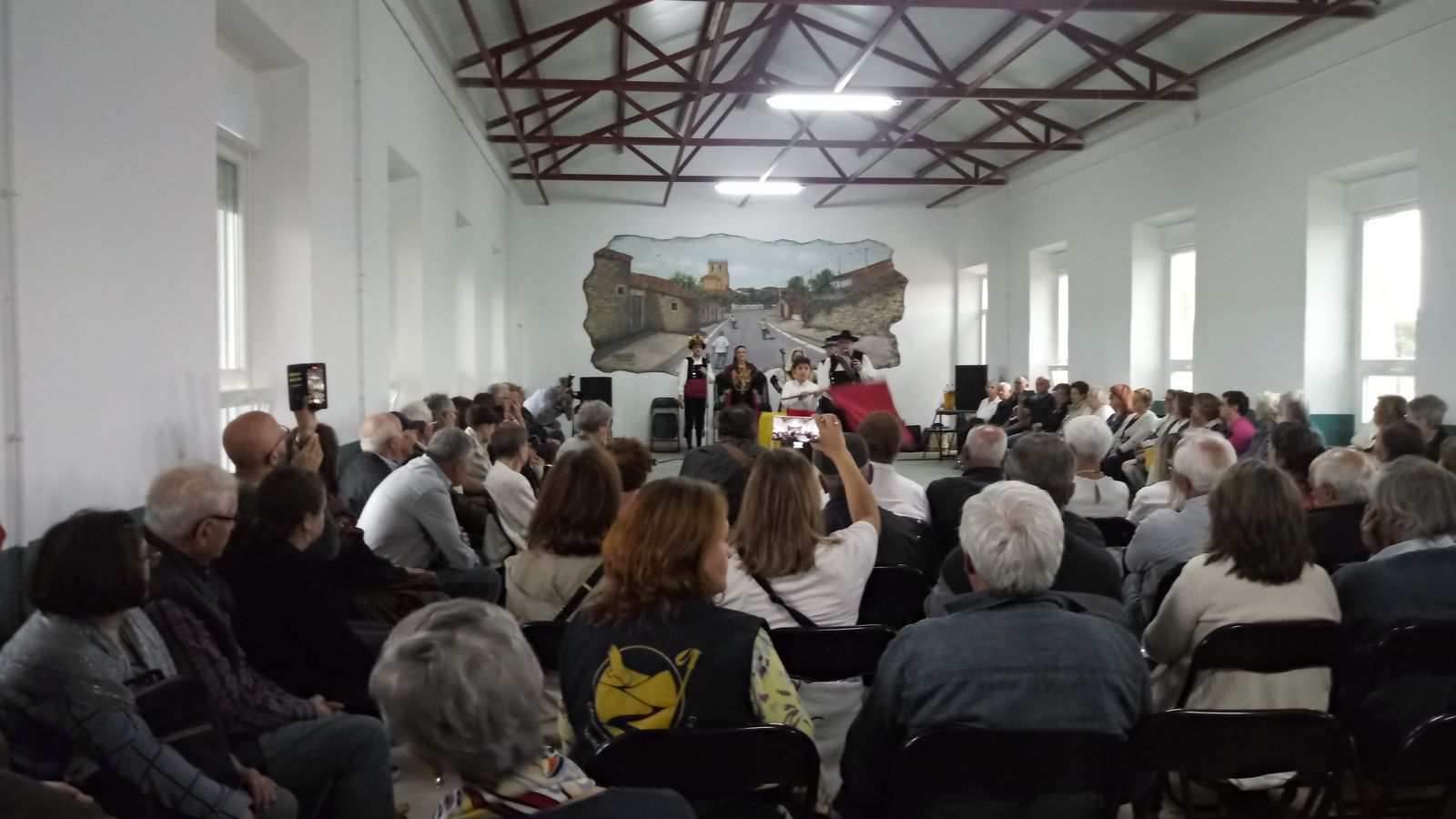 Baile de la bandera en el Encuentro Transfronterizo en Guadramiro.jpg