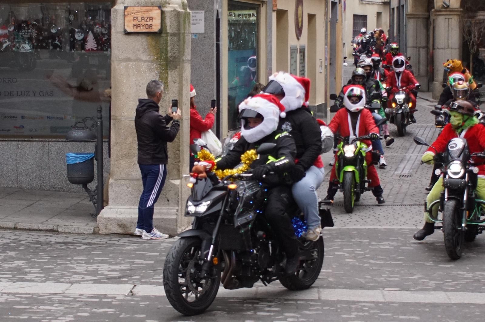 Alba de Tormes se despierta con el ruido de la 'Papanoelada motera' presidida por Papá Noel