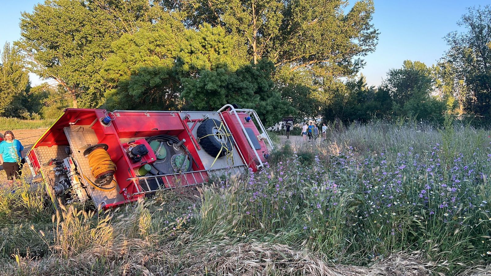 Un camión de bomberos de la Diputación de Salamanca cae a una zanja en un camino de Cabrerizos 