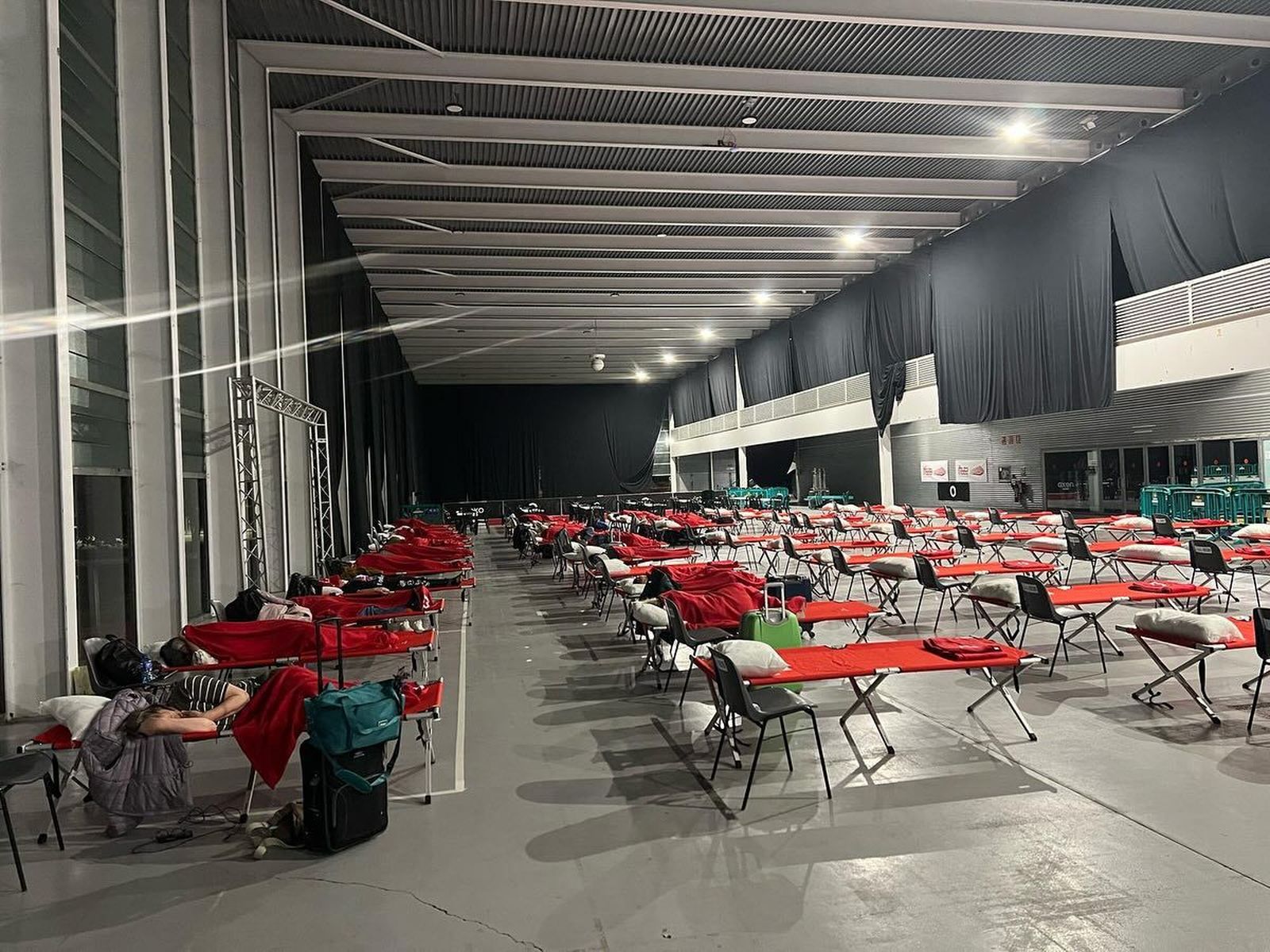 Campamento montado en IFEZA por Cruz Roja