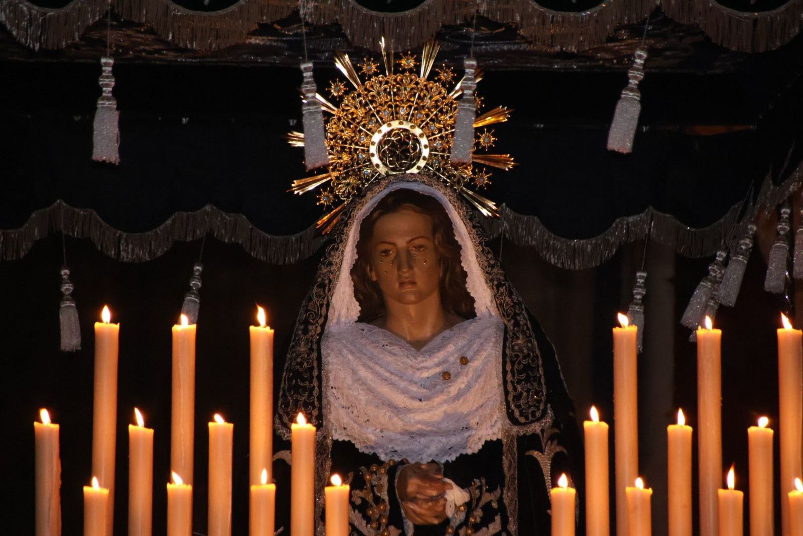 Miles de salmantinos acompañan en su luto a la Soledad