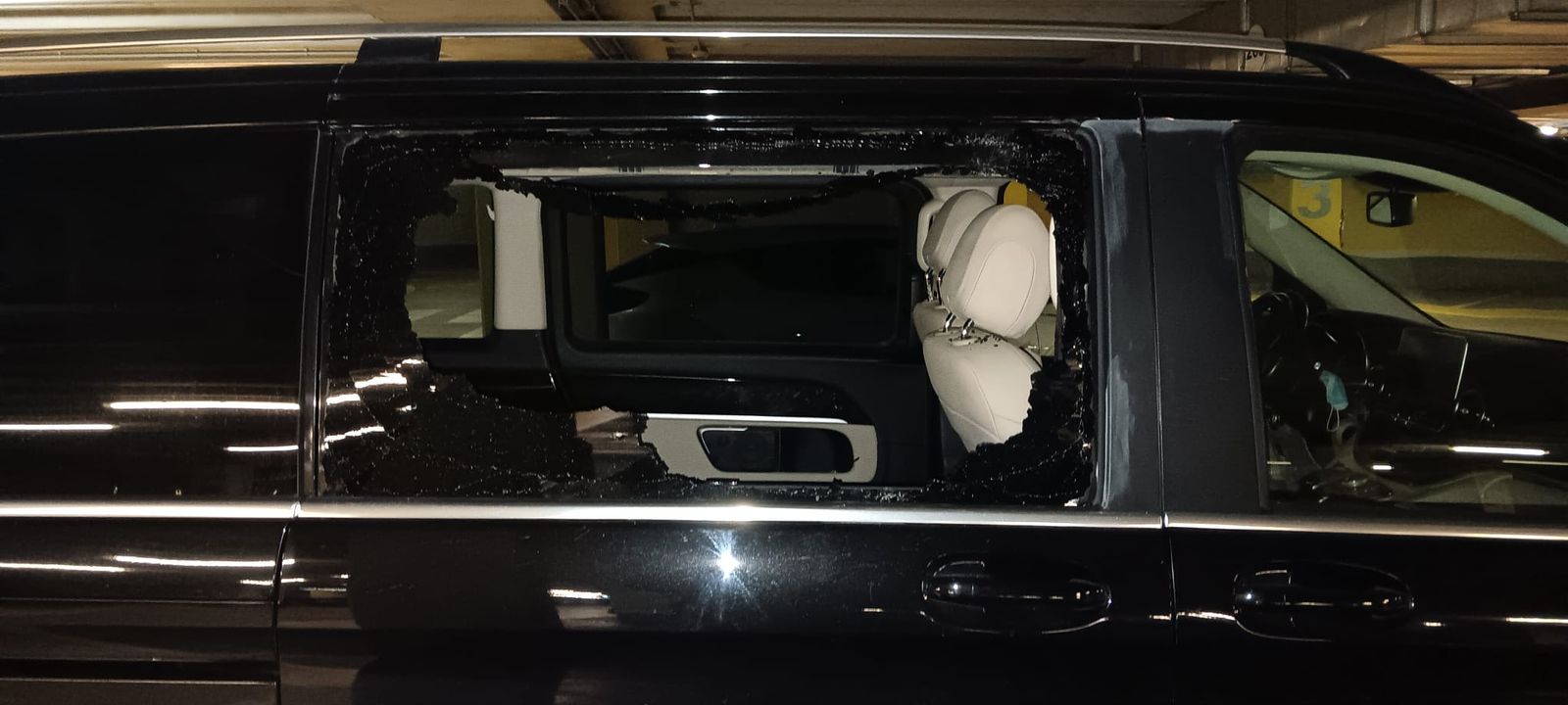 Vehículos destrozados en el parking del Hospital el parking del Hospital General de la Santísima Trinidad (2) Vehículos destrozados en el parking del Hospital el parking del Hospital General de la Santísima Trinidad (2)