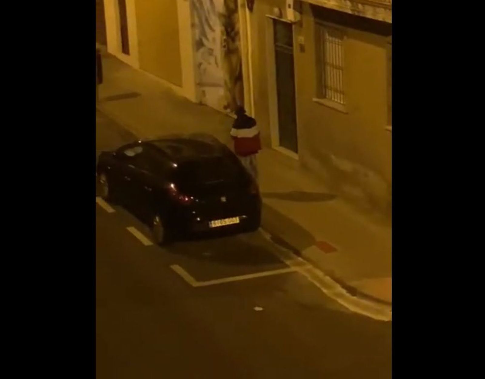 Momento en el que el vándalo pincha una rueda de un vehículo en el barrio Vidal