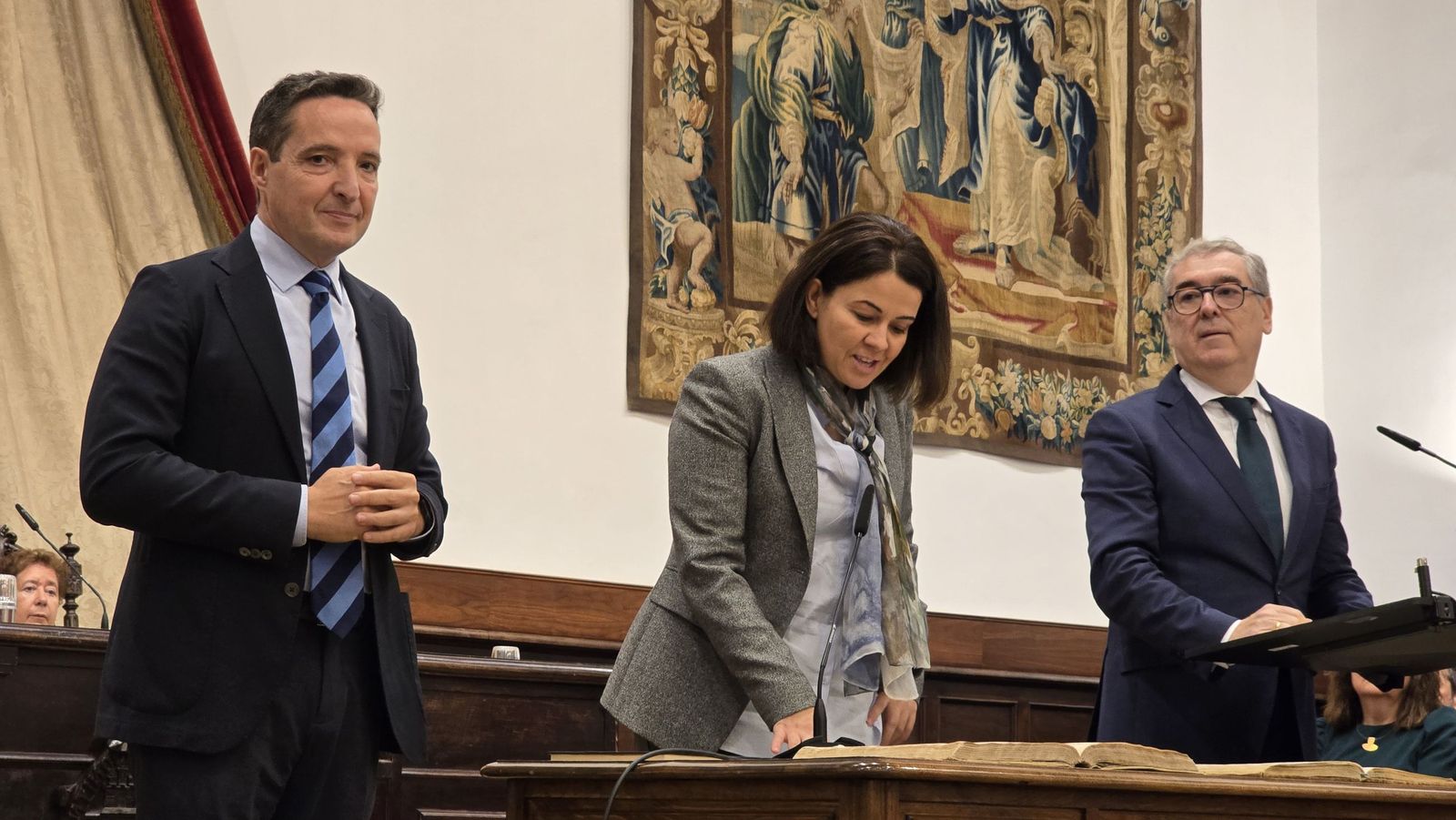 El rector de la Universidad de Salamanca preside el acto de toma de posesión de nuevos cargos académicos y del personal docente e investigador