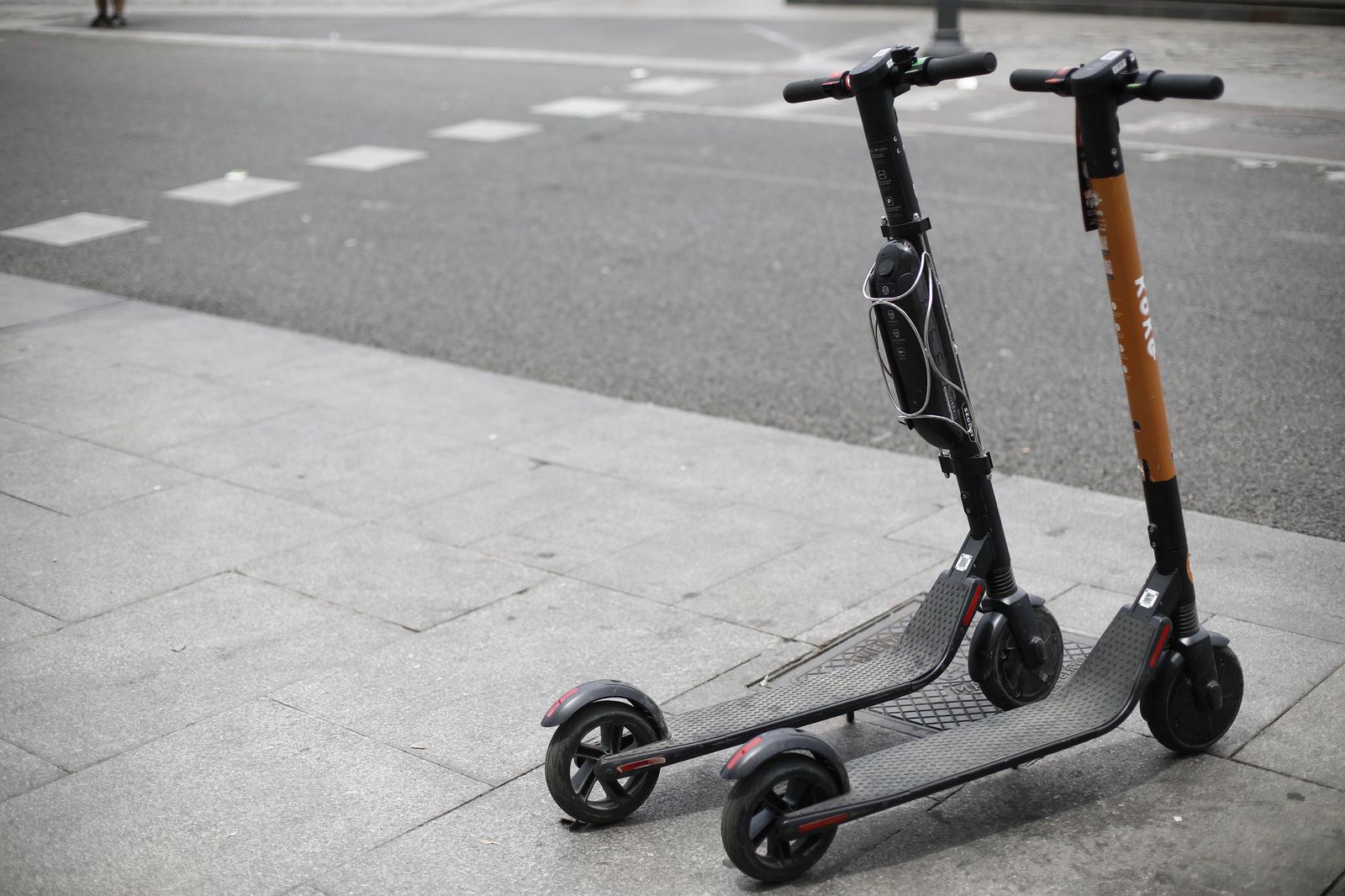 Dos patinetes eléctricos aparcados, imagen de archivo Dos patinetes eléctricos aparcados, imagen de archivo