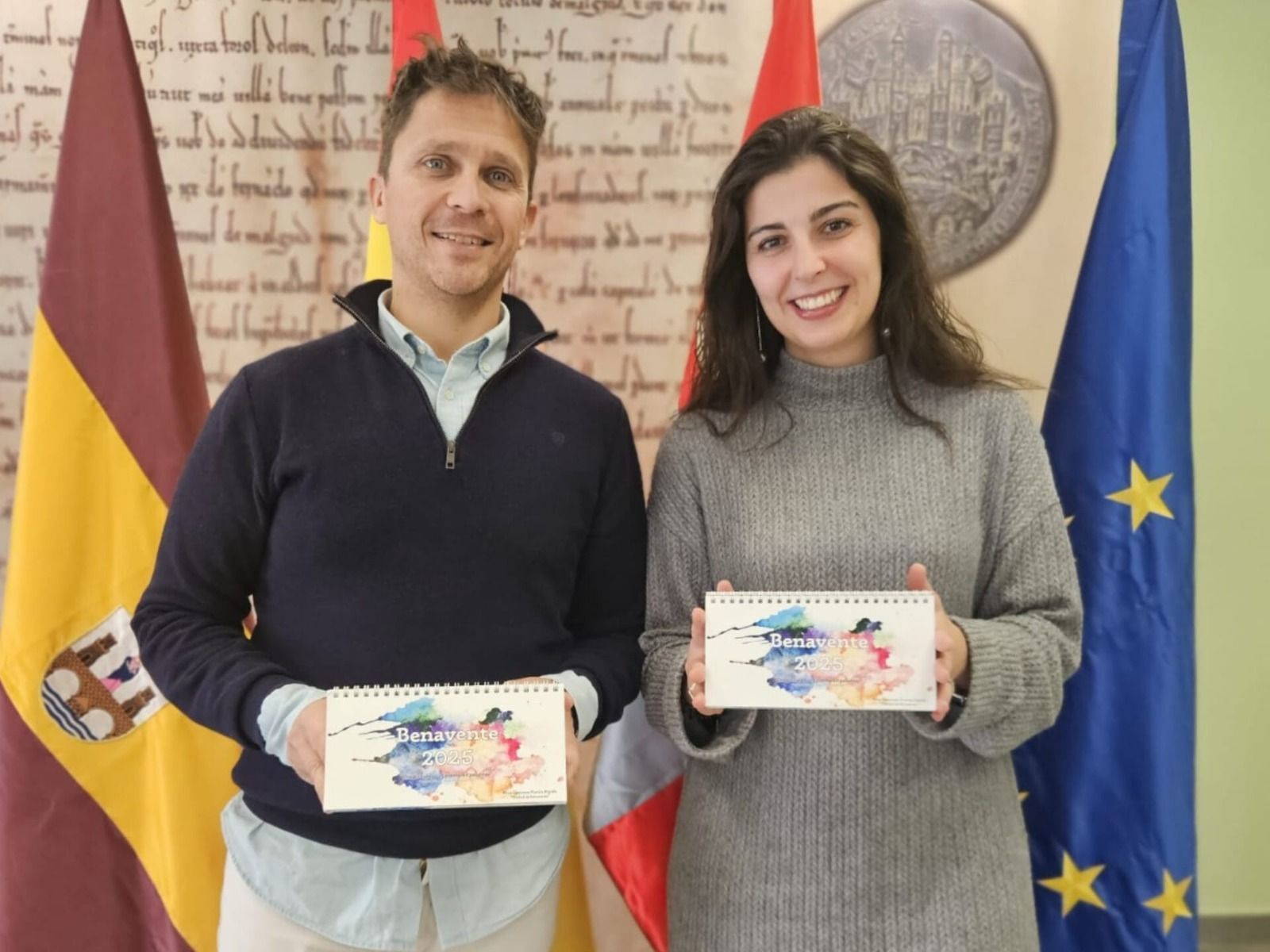 Los calendarios municipales 2025 rinden homenaje al 25 Aniversario del Certamen de Pintura Rápida 'Ciudad de Benavente'