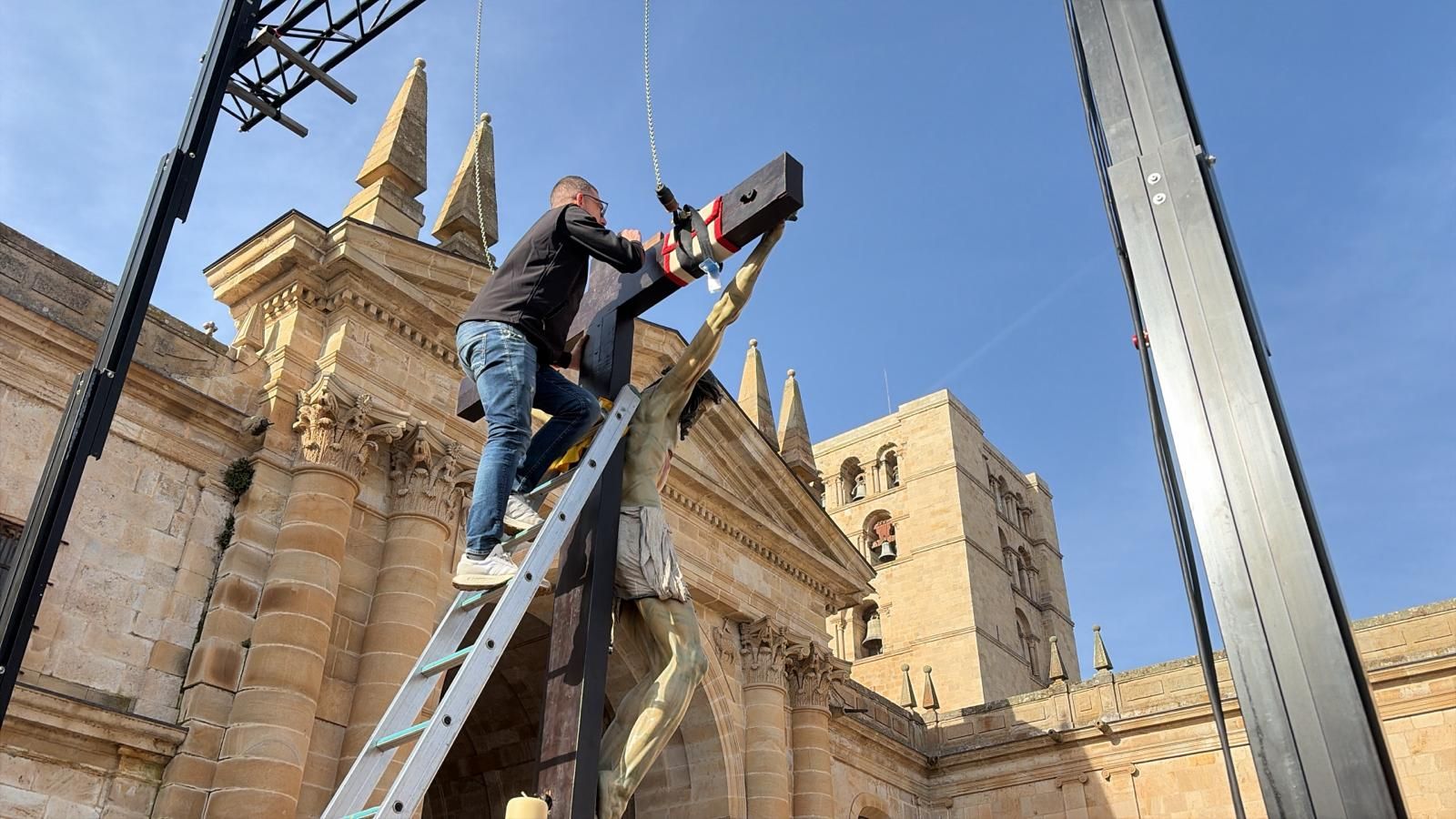 Colocación del Cristo de las Injurias en su mesa procesional