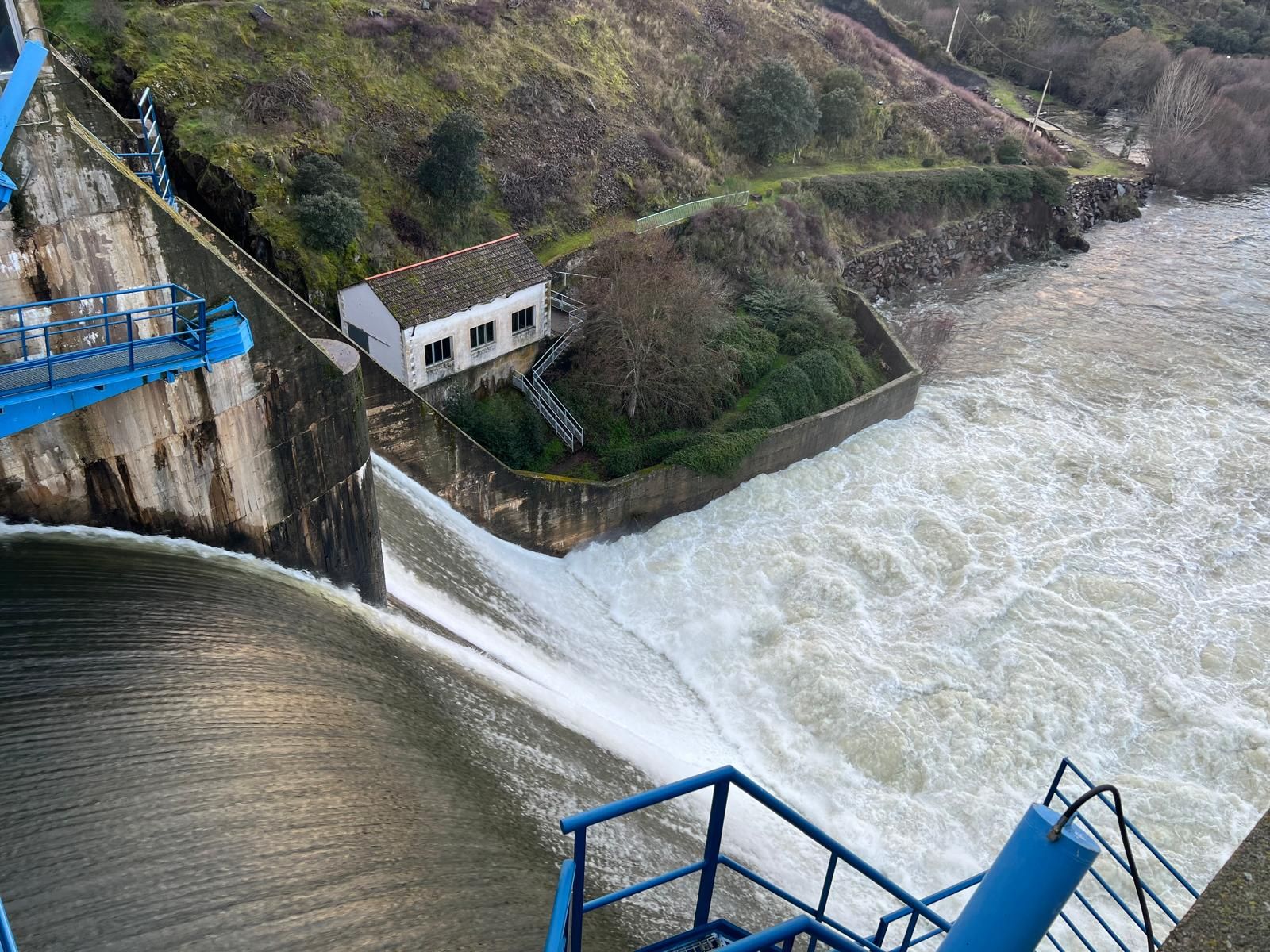 Embalse y presa del río Águeda desembalsando