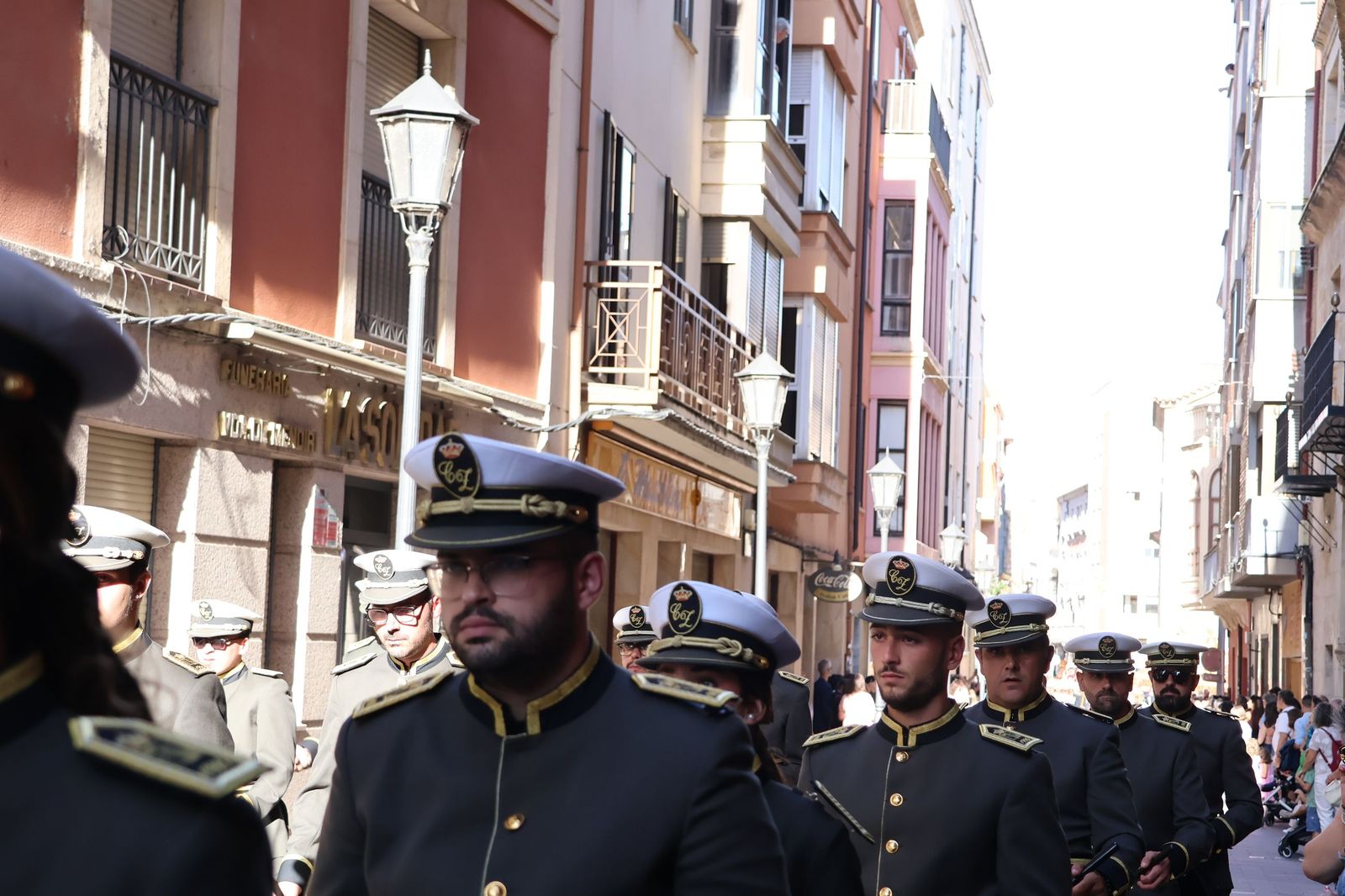 La Exaltación de la Cruz procesiona por las calles de Zamora rumbo a la carpa de San Bernabé