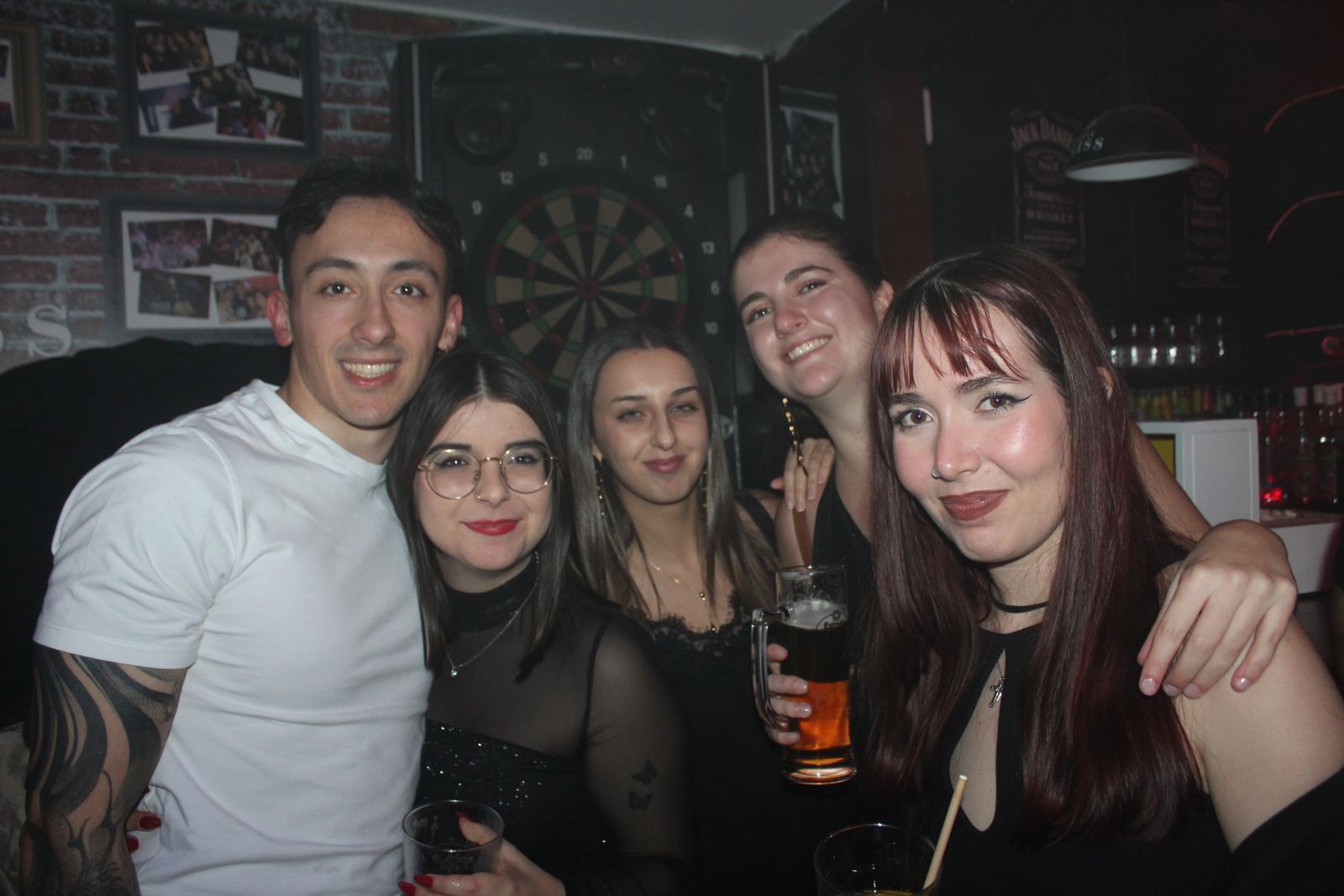 El Fin de Año Universitario continua por los bares de la capital del Tormes tras las doce campanadas