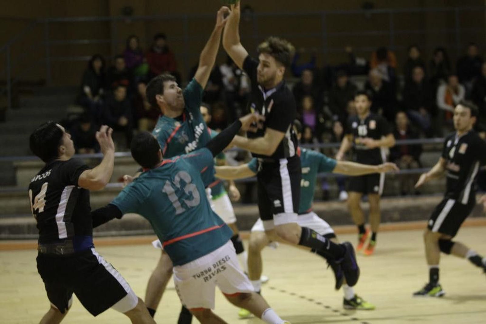 El BM Salamanca planta cara hasta el descanso al Safa Metlife