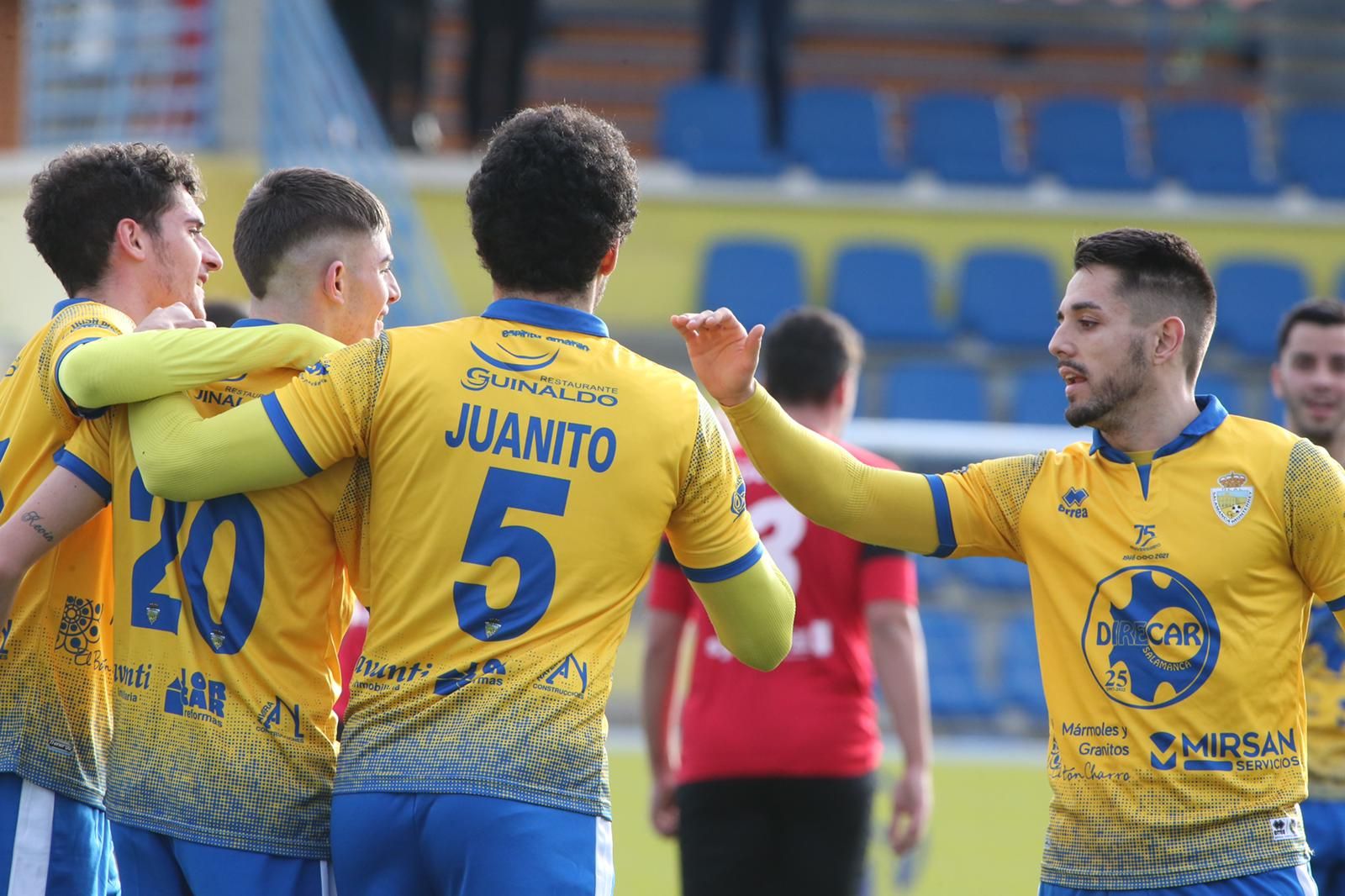 Los jugadores del RS Monterrey celebran un gol ante el Atlético Candeleda / FOTO SALAMANCA24HORAS.COM