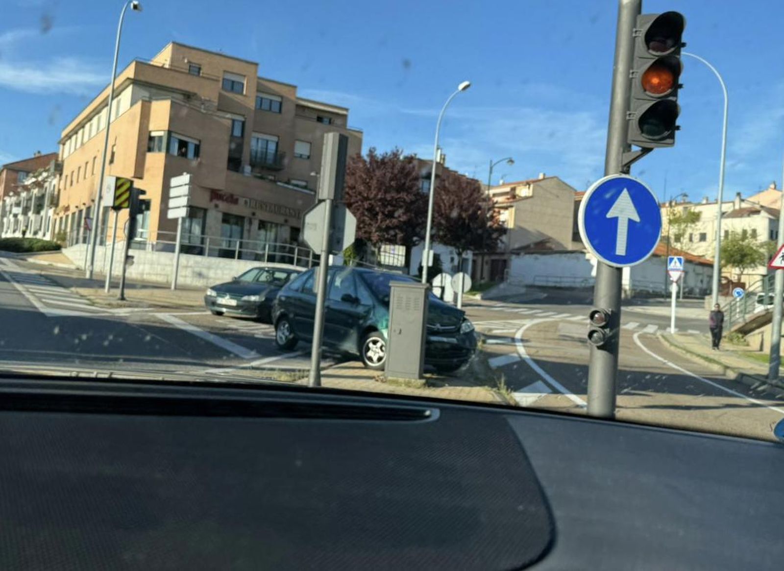 Un turismo se sale de la vía en Salamanca y se estampa contra un cuadro eléctrico en el Teso de la Feria