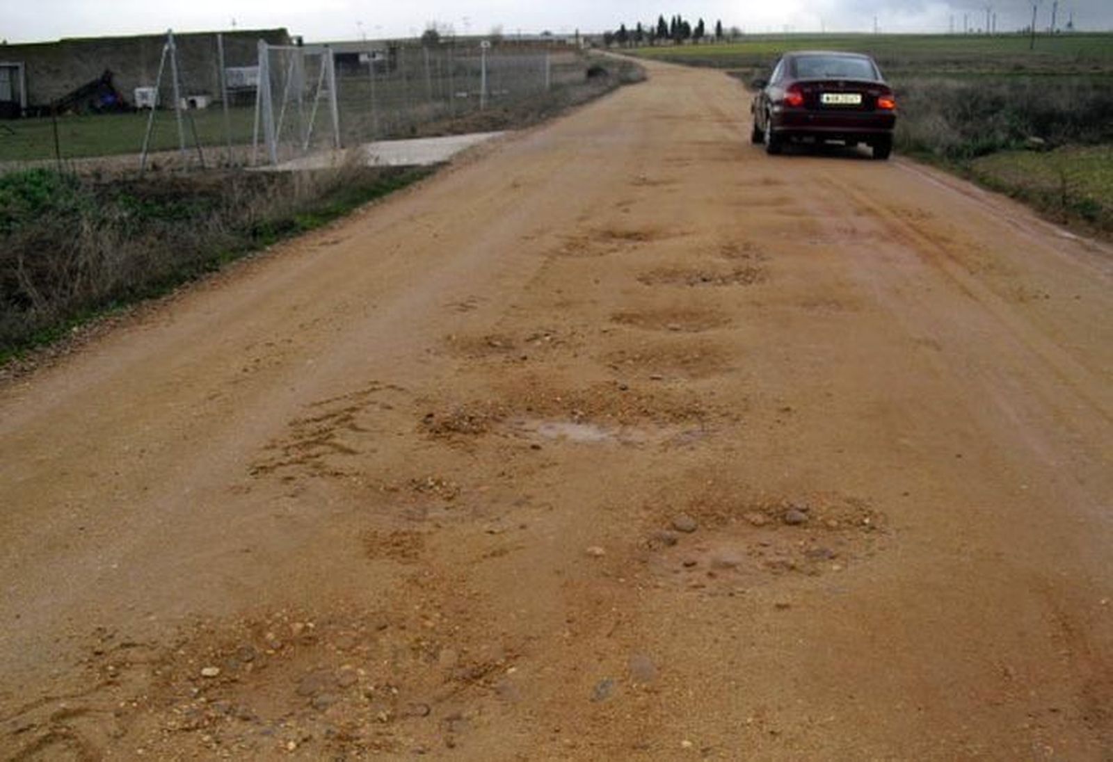 Vecinos de Tagarabuena piden al Ayuntamiento que repare el camino de acceso al campo de fútbol