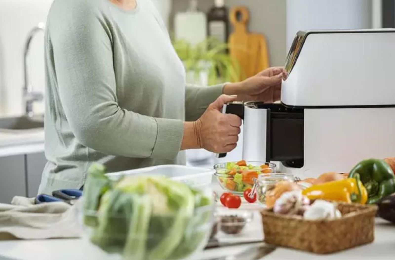 Archivo. Freidora de aire. FCAFOTODIGITAL ISITOCK