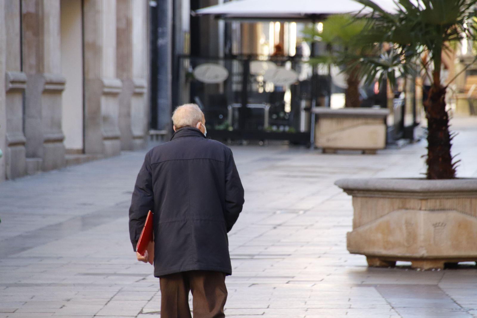 Gente por las calles de Salamanca en invierno