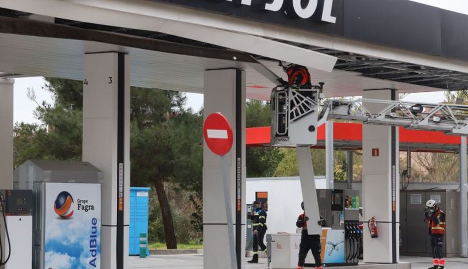 Bomberos reparan la gasolinera del Arrabal 2. Bomberos reparan la gasolinera del Arrabal 2.