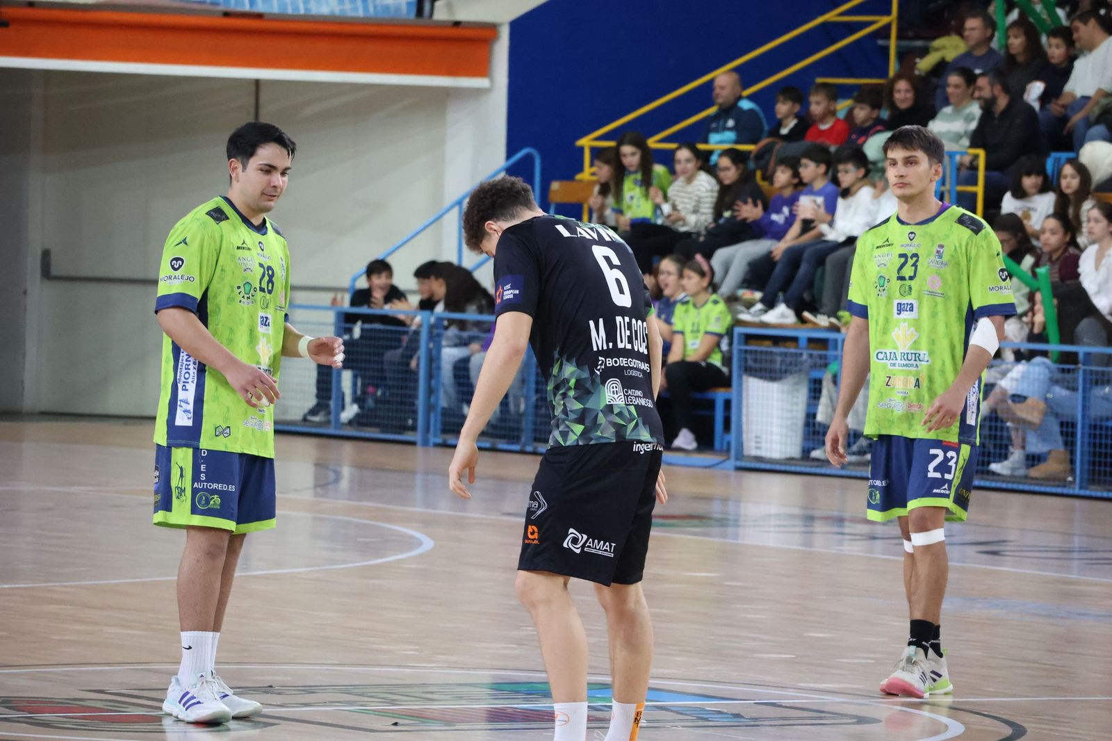 GALERÍA | Duelo de alturas entre el BM Zamora y el Torrelavega