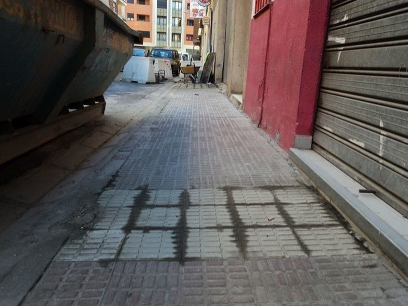 Acera arreglada en la ciudad.