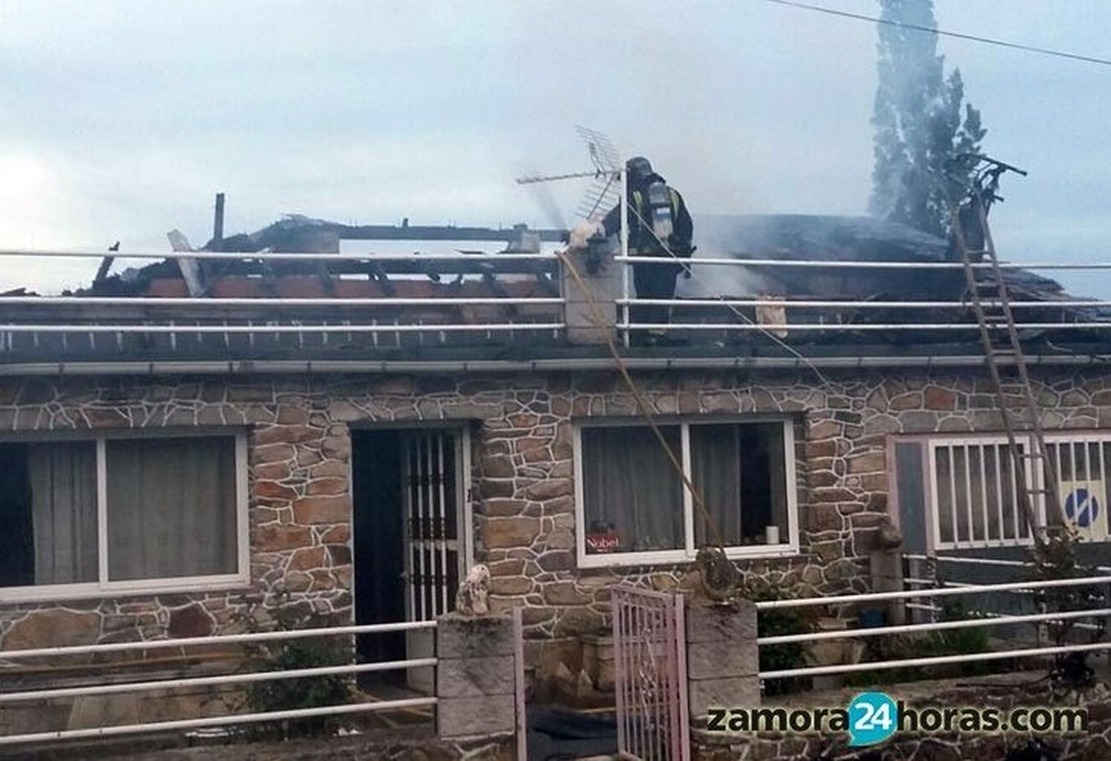 Un varón intoxicado tras declararse un incendio en su casa en Santa Colomba de Sanabria