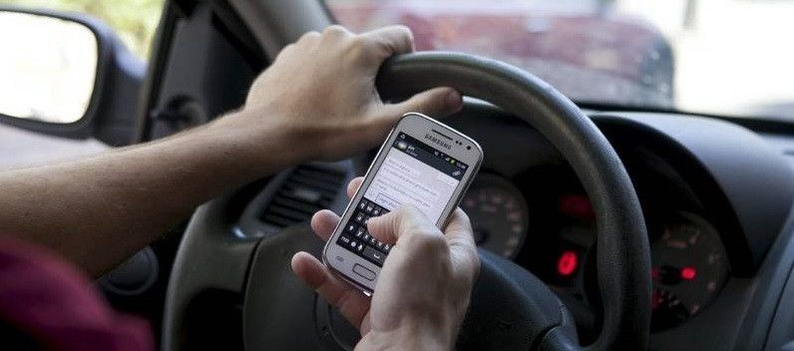 Aumentan los accidentes de tráfico por mirar internet en el teléfono móvil