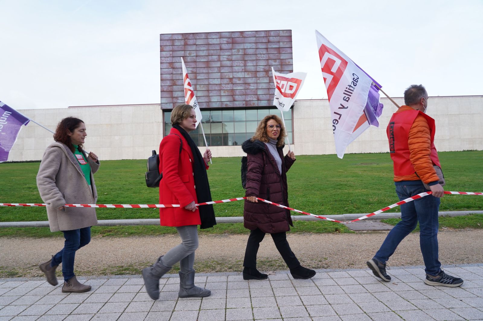CCOO y UGT rodean las Cortes de Castilla y León - Eduardo Margareto (ICAL)