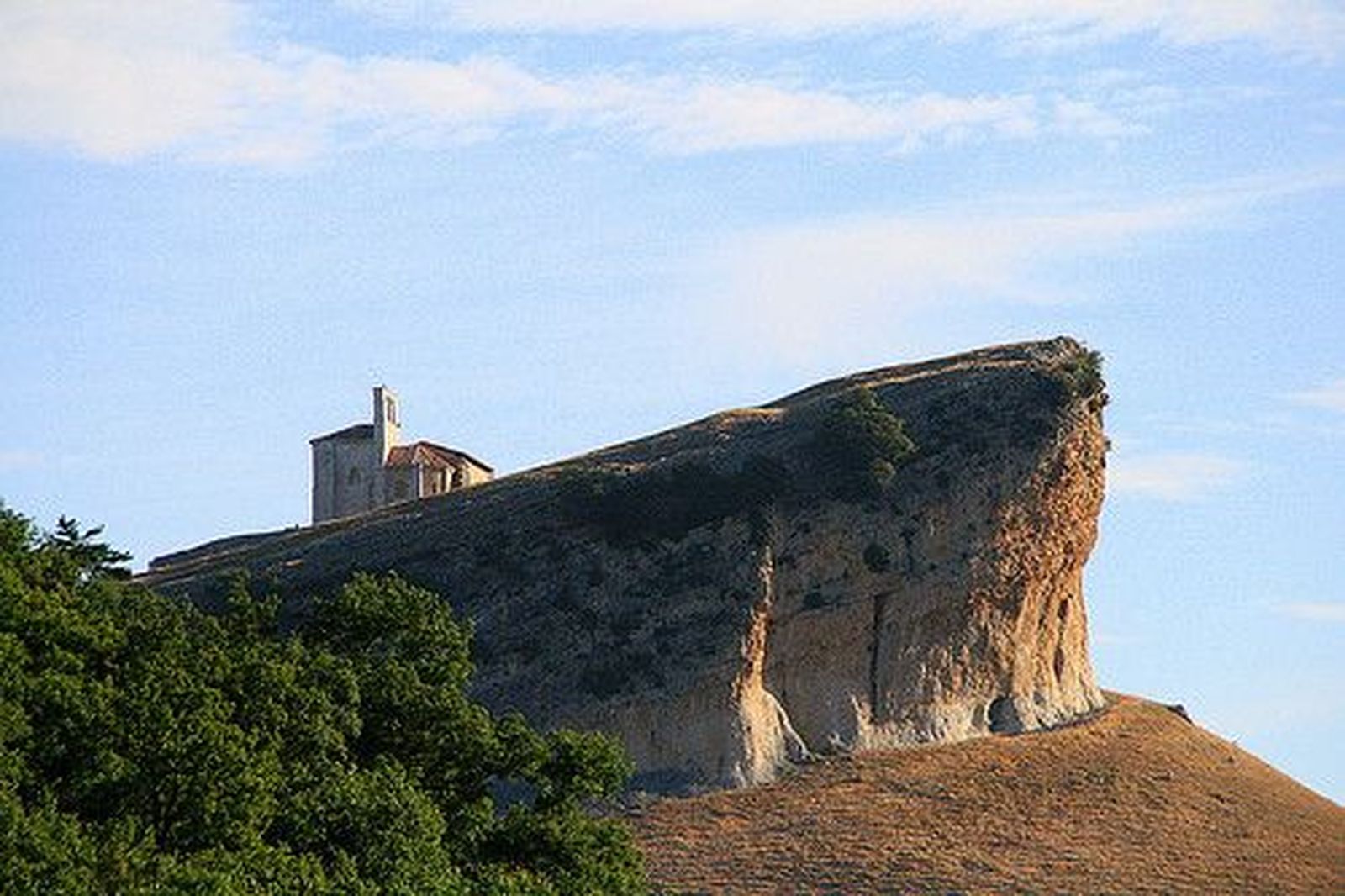 La Junta adecúa el BIC ermita de San Pantaleón de Losa, en Valle de Losa, Burgos, en la categoría de monumento