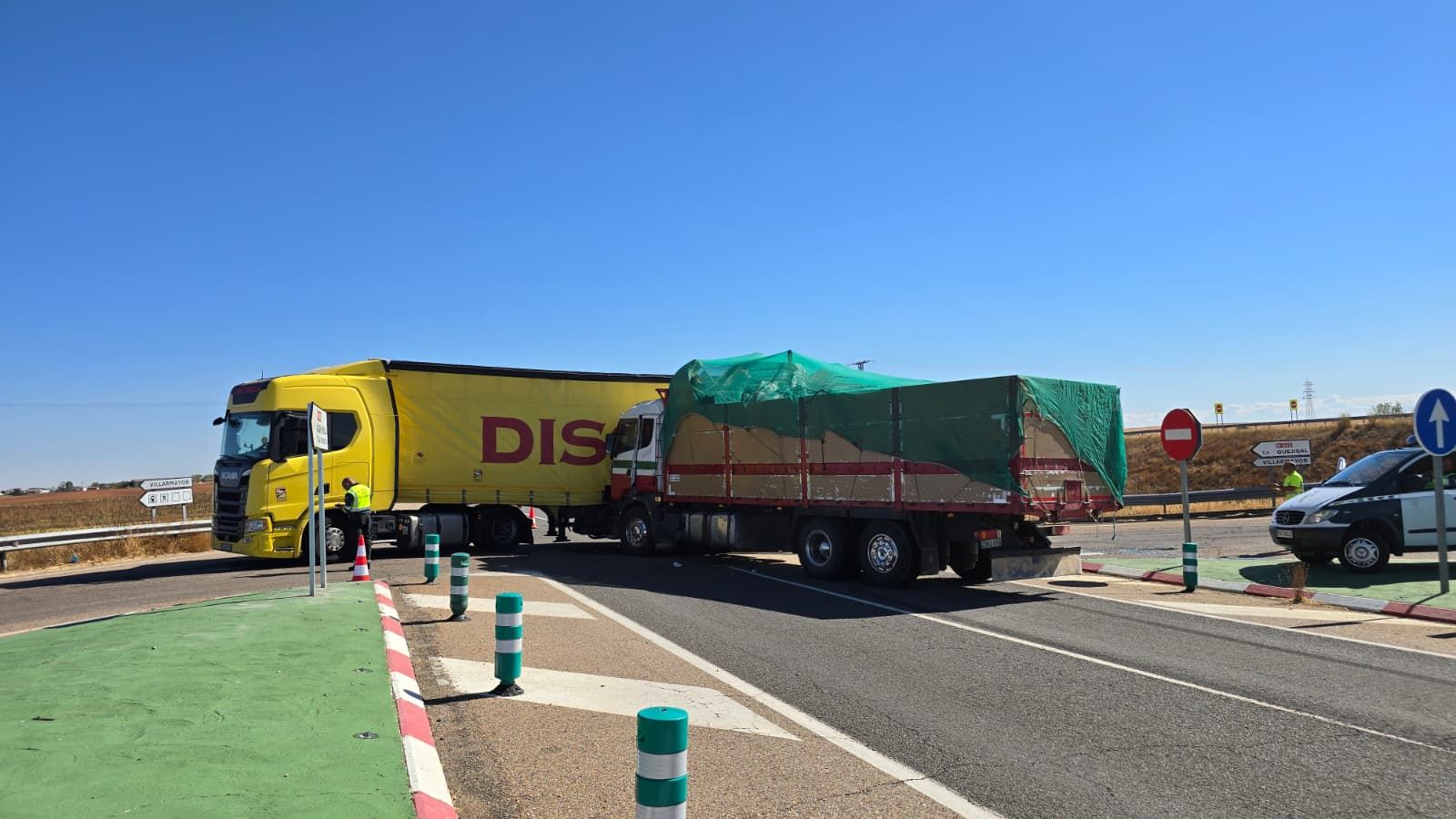 Accidente entre dos camiones en Robliza de Cojos