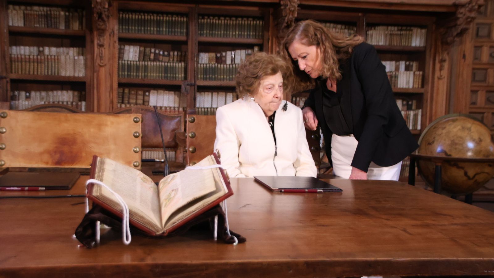 La USAL recibe una donación de facsímiles de los célebres códices medievales conocidos como “Beatos”