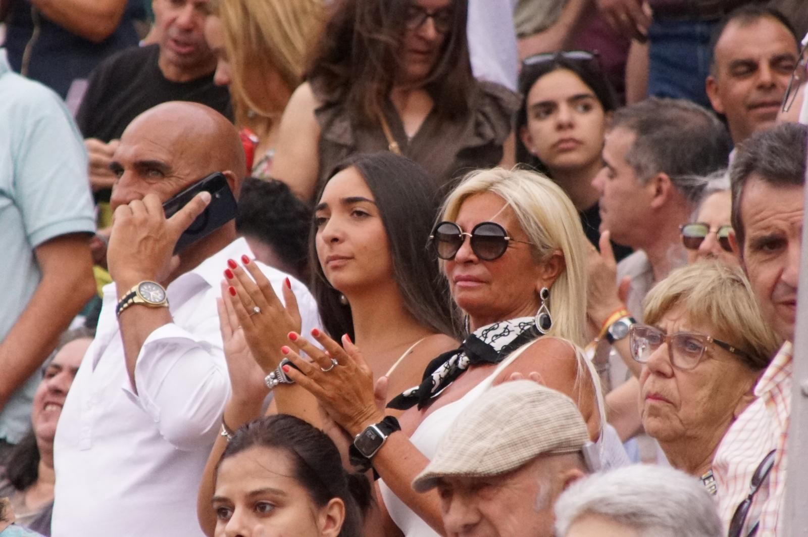 Expectación por ver los caballos de rejoneo en La Glorieta: imágenes del ambiente en los tendidos y en el patio de cuadrillas