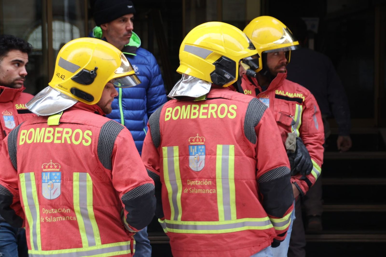 Los bomberos del parque de Villares de la Reina protestan a las puertas de la Diputación de Salamanca