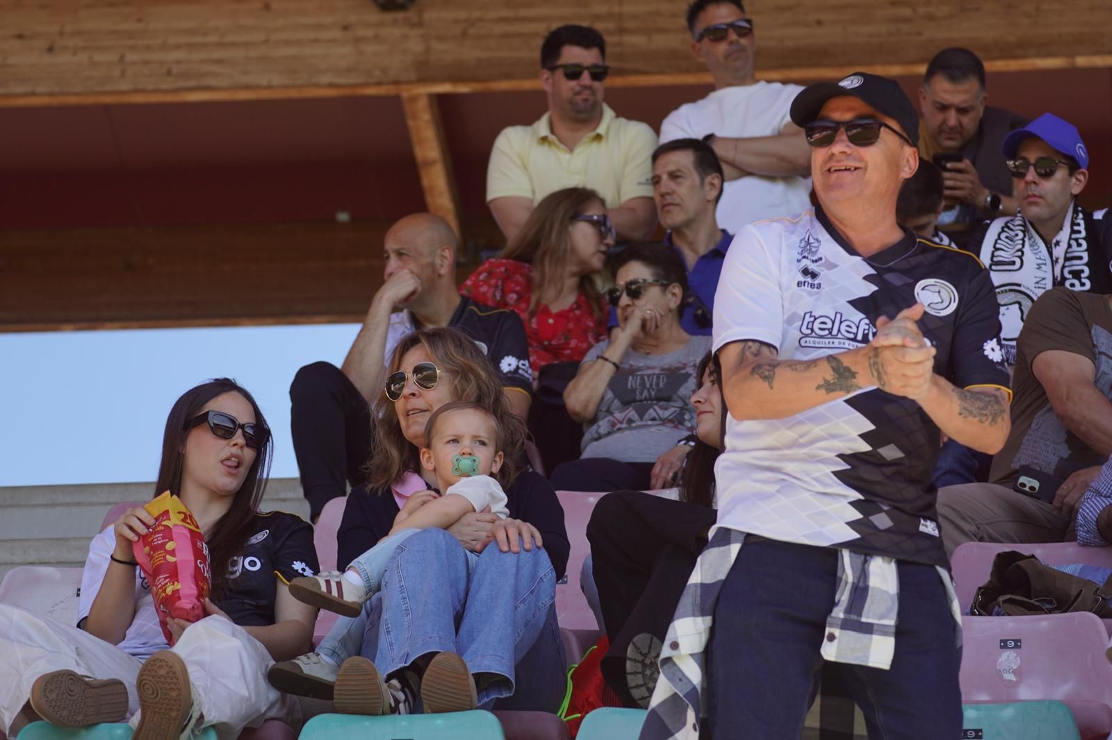 Gran ambiente en la grada para ver el partido entre Zamora - Unionistas en el Estadio Ruta de la Plata