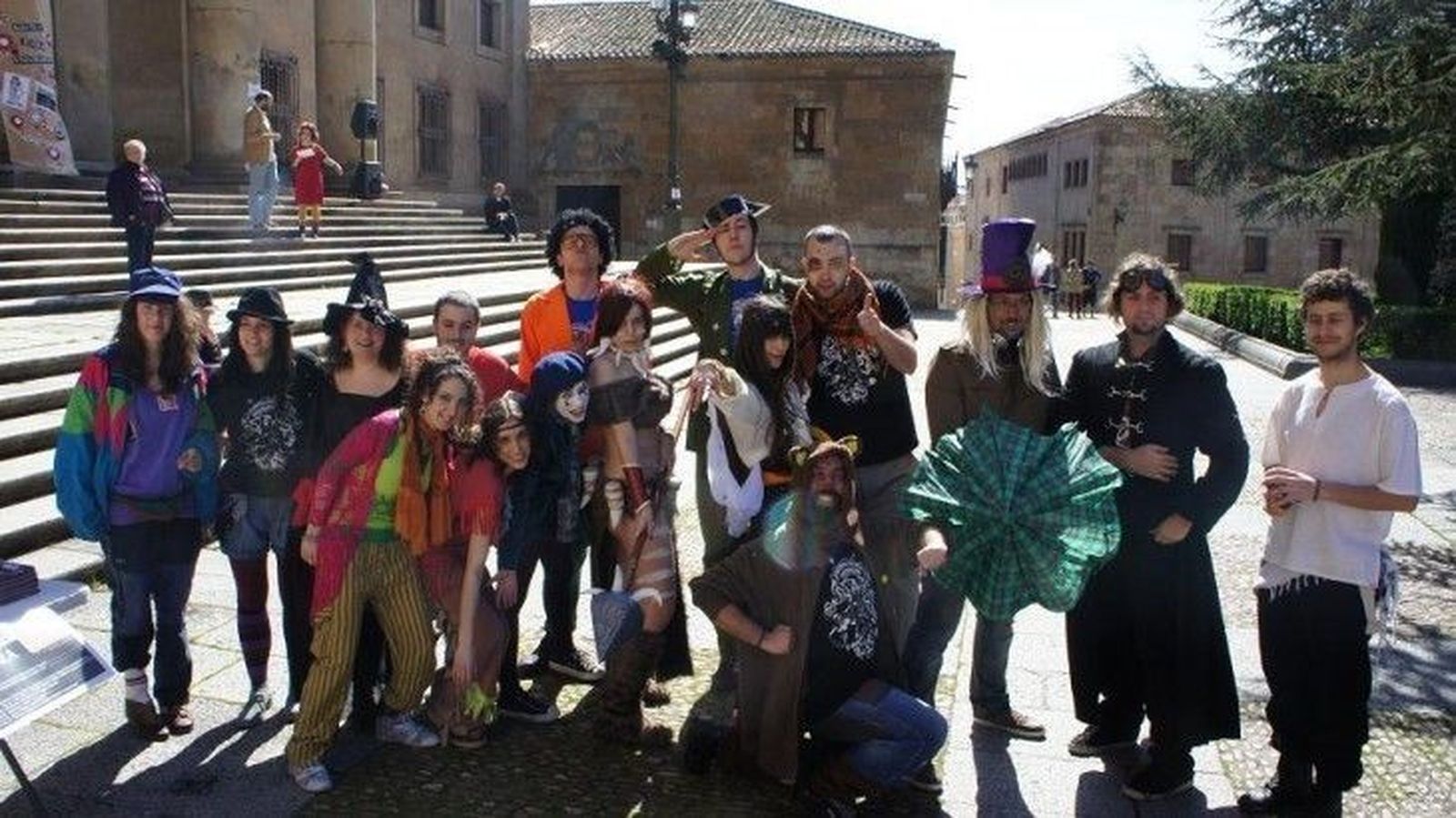 Electra celebra el Día del Teatro Universitario con un pasacalles militar y cómico