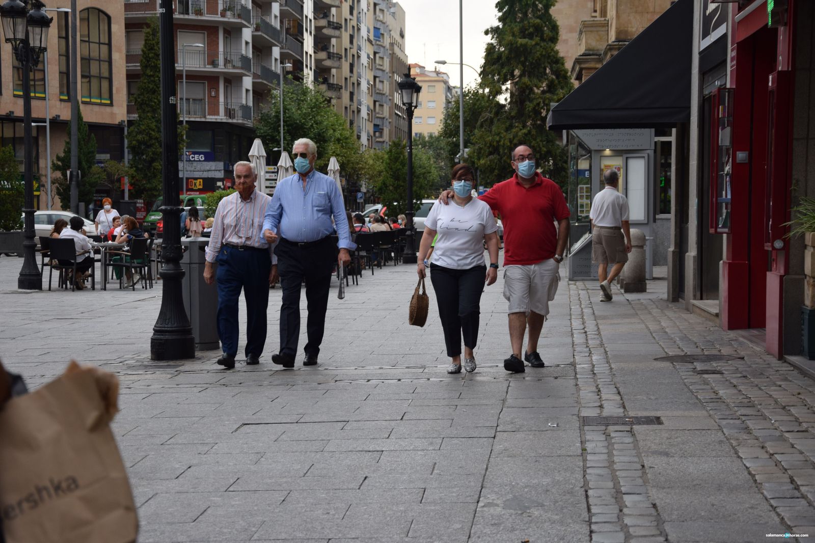 Peatones nublado coronavirus