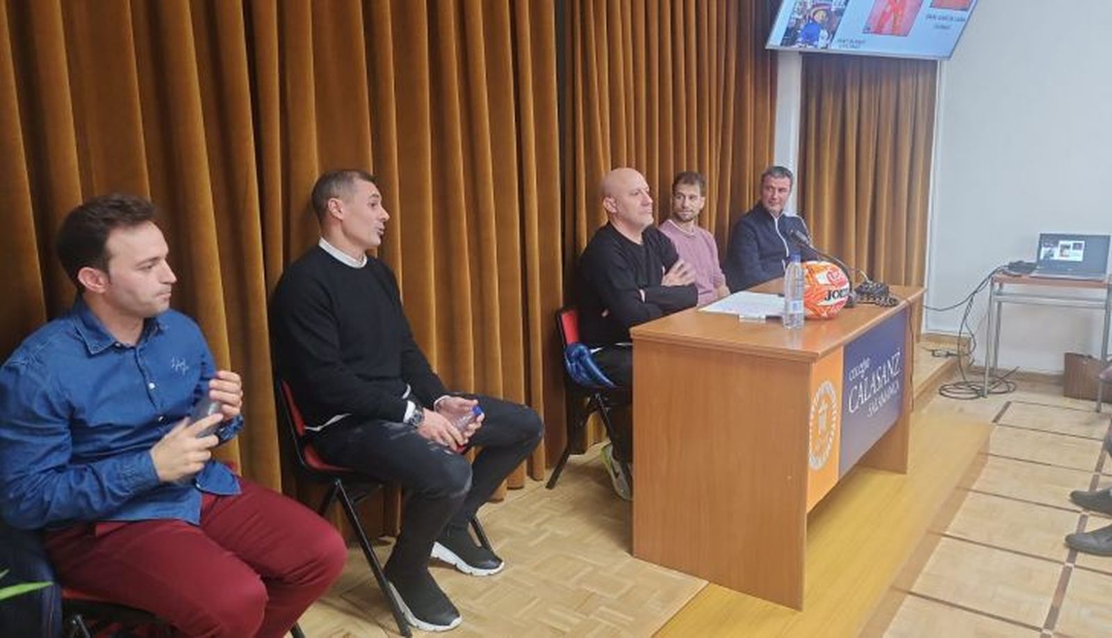 Charla sobre la importancia de los valores que se aprenden con el deporte . Fotos Colegio Calasanz (3)