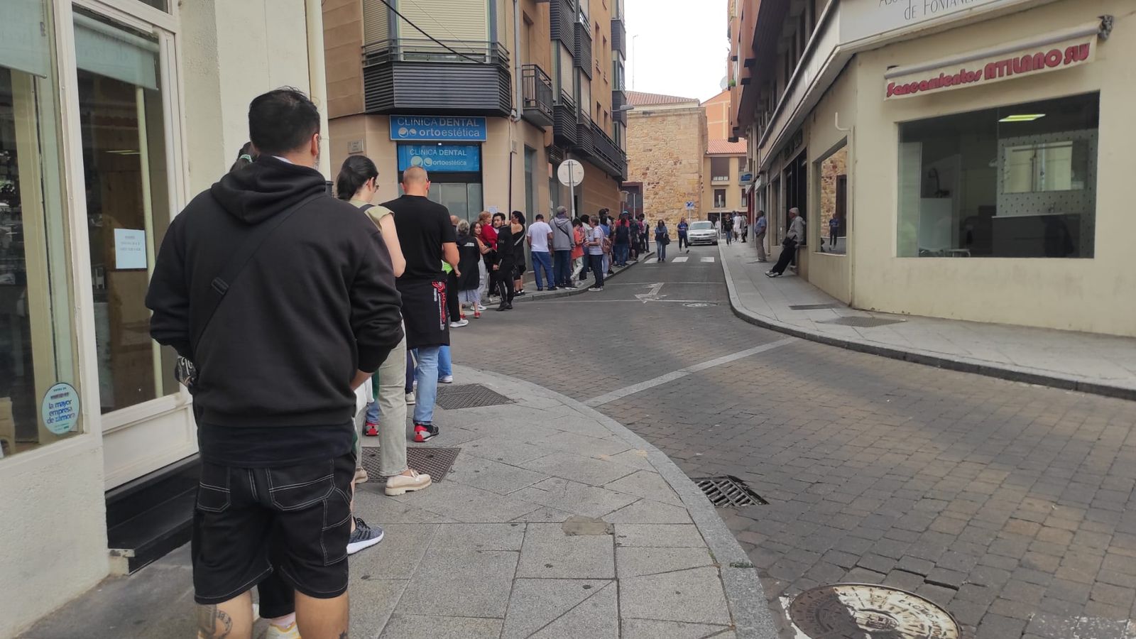 Colas en la Alhóndiga para recoger las pañoletas de San Pedro 