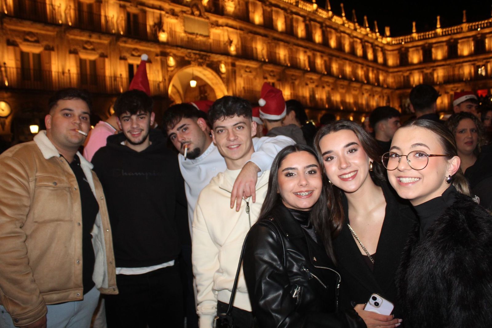 Centenares de personas disfrutan de las campanadas y la fiesta del Fin de Año Universitario