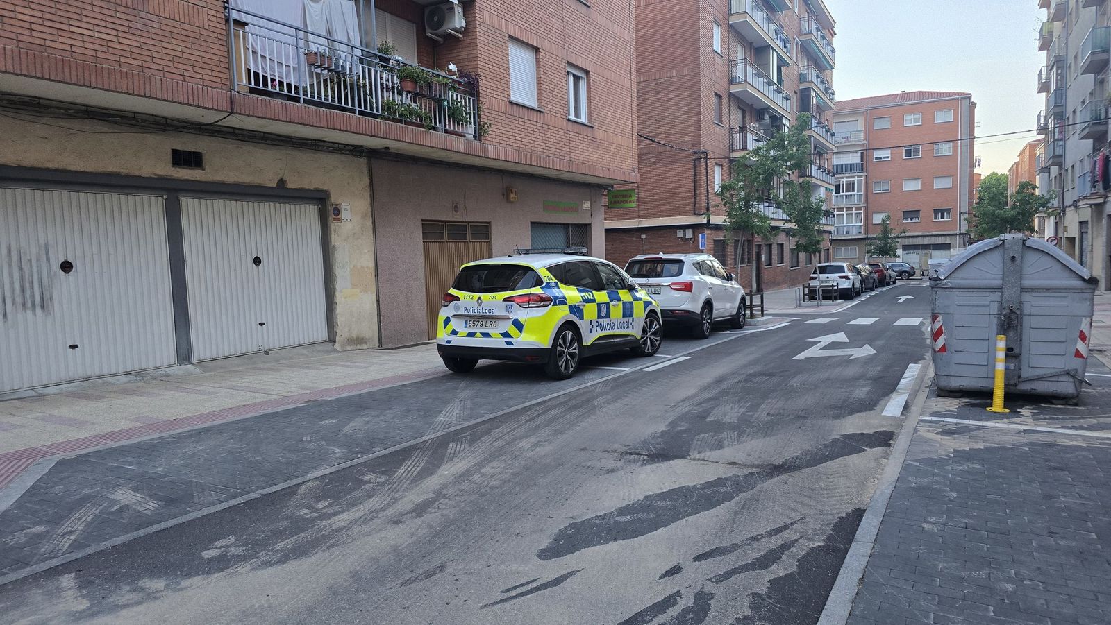 Policía y ambulancia en calle Petunias, Salamanca