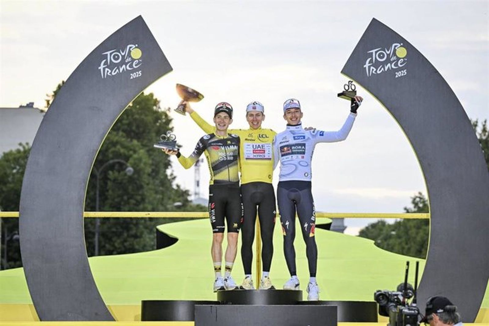 Podio final del Tour de Francia 2025