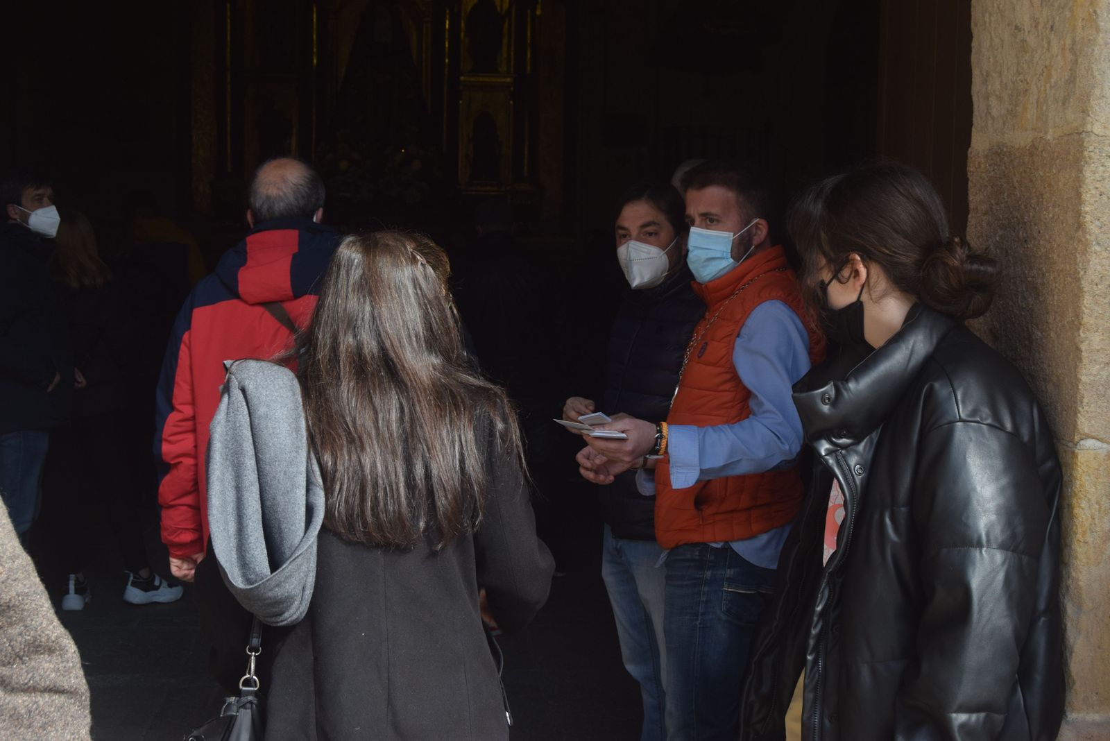 Los zamoranos visitan a la Virgen de la Soledad (1)