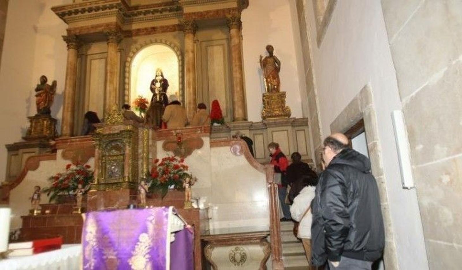 Multitudinario besapiés de Jesús Rescatado en la iglesia de San Pablo