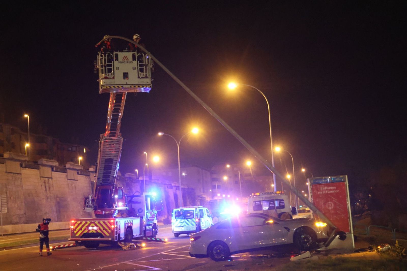 Un coche se empotra contra una farola tras perder el control en la Vía Helmántica