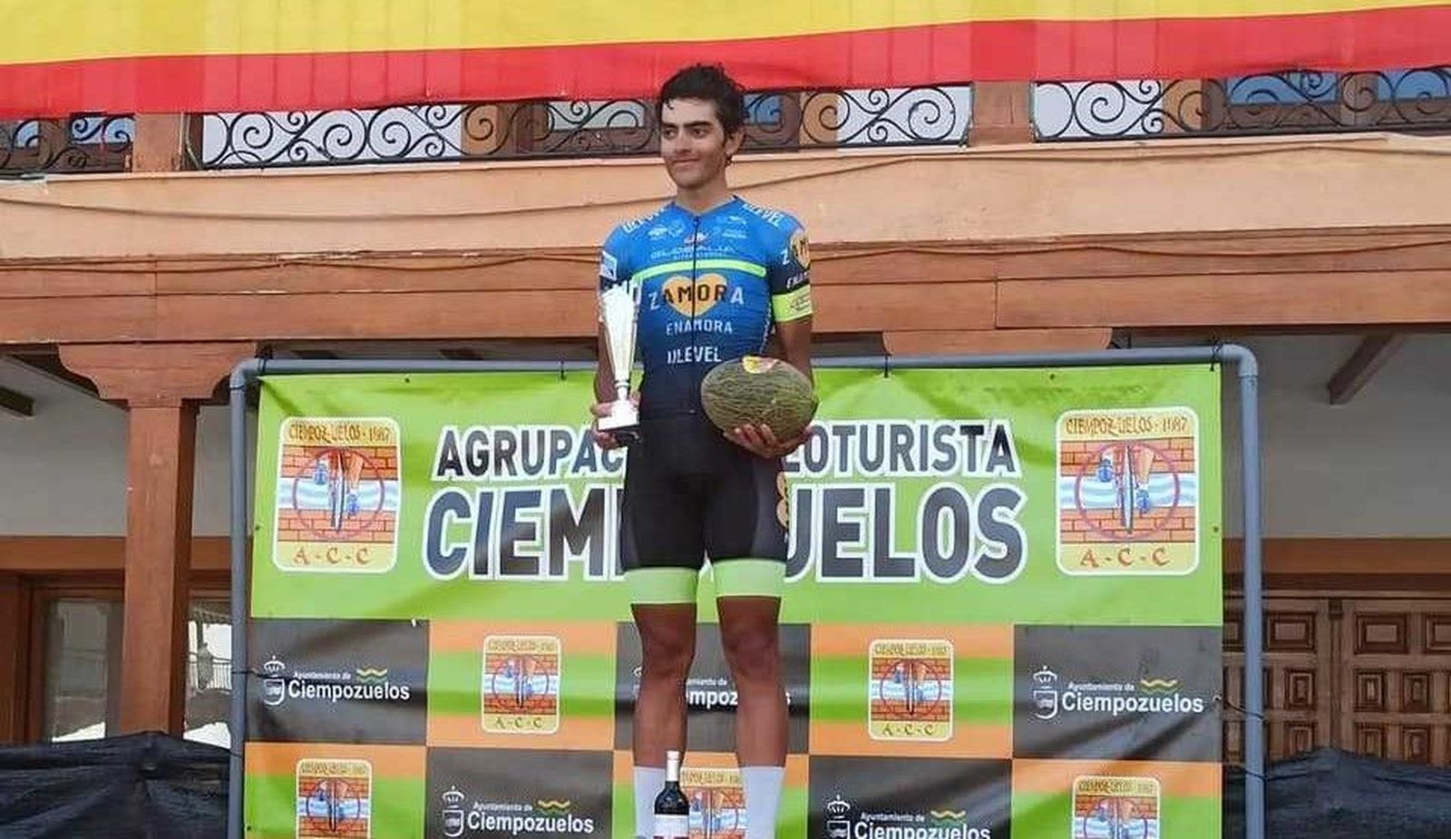 Triunfal paso del Globalia Zamora Enamora por Cienpozuelos