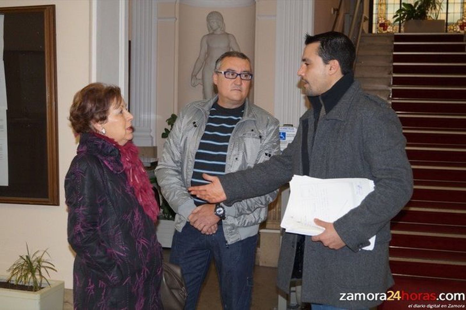 Entregan 6.530 firmas para pedir la recuperación de los aparcamientos en la avenida Príncipe de Asturias