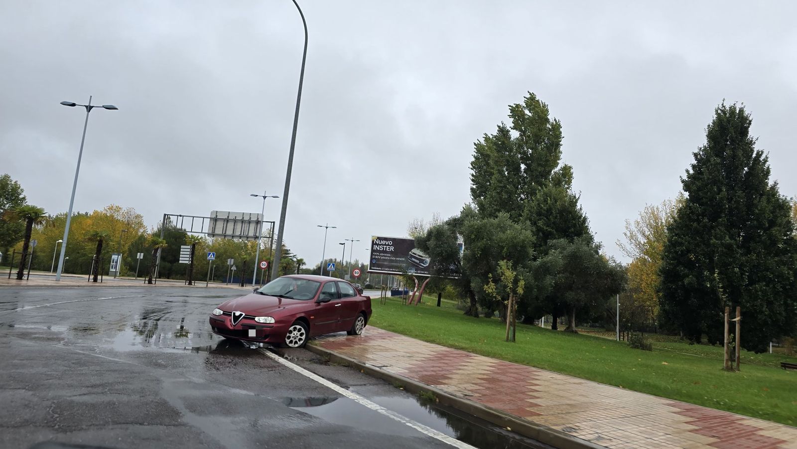 Colisión entre un vehículo y una moto en la rotonda de Salas Bajas