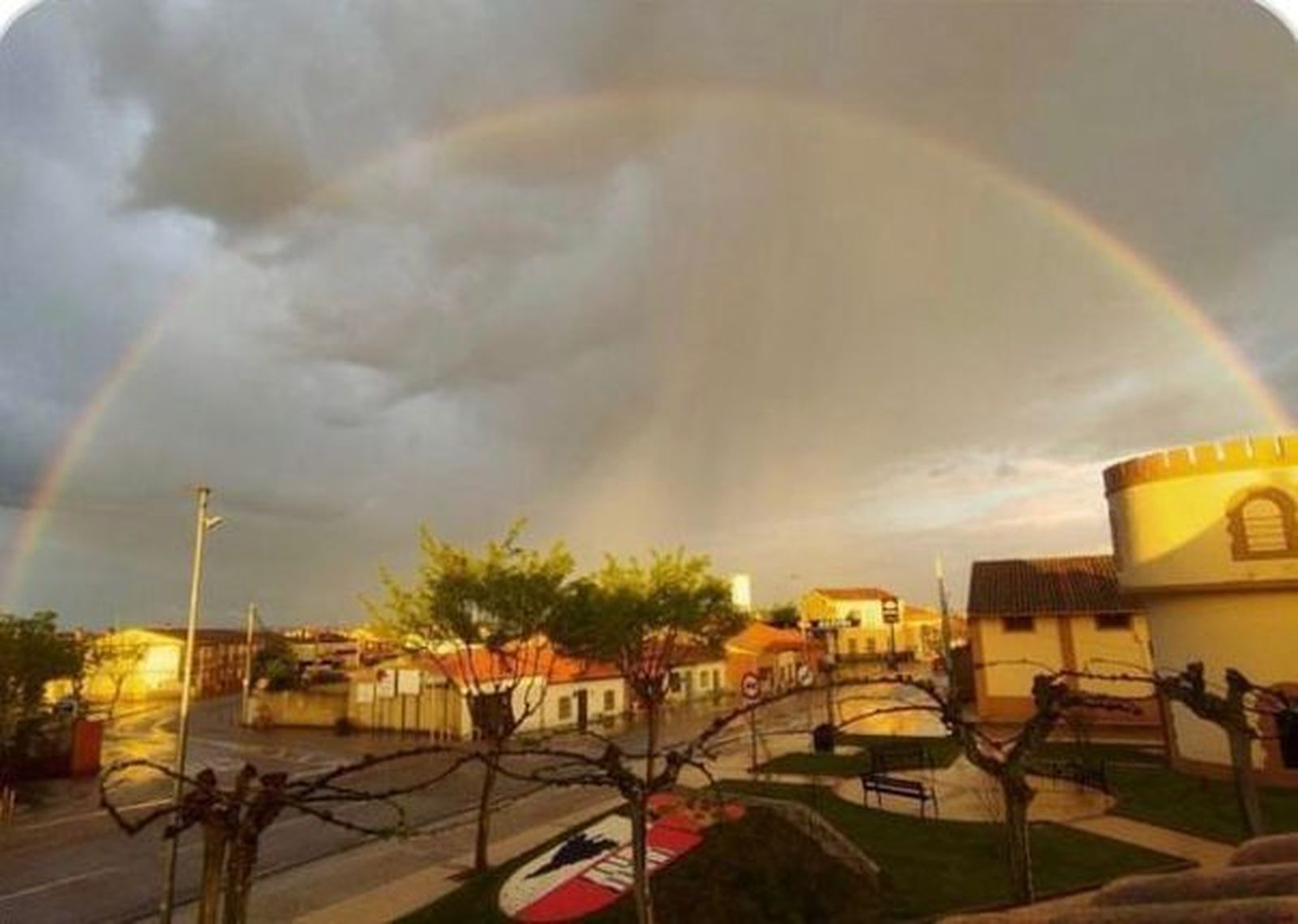 El arcoíris de un pueblo zamorano que ha conquistado a 'La Vecina Rubia'
