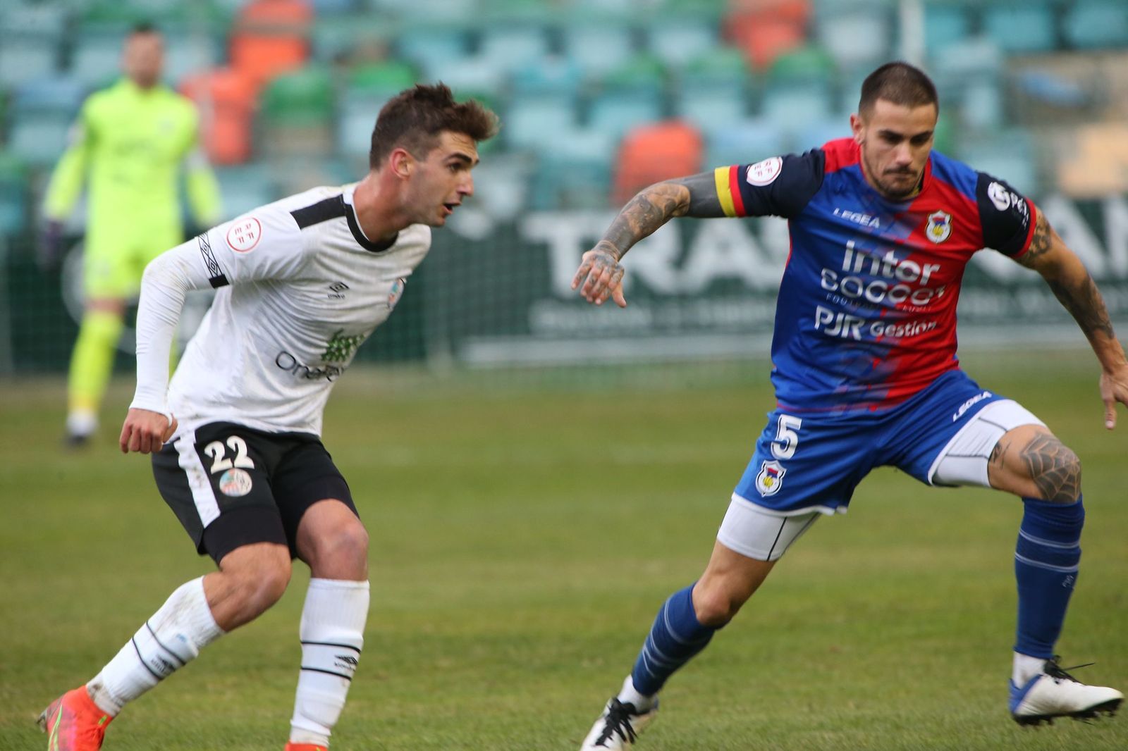 Manín, en una acción ante el Langreo / FOTO SALAMANCA24HORAS.COM