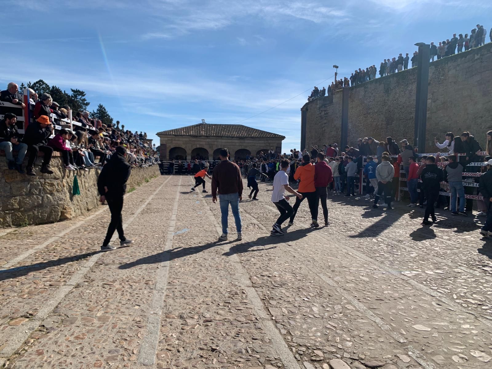 ambiente-con-la-suelta-de-vaquillas-en-el-domingo-de-pinata-en-ciudad-rodrigo-3
